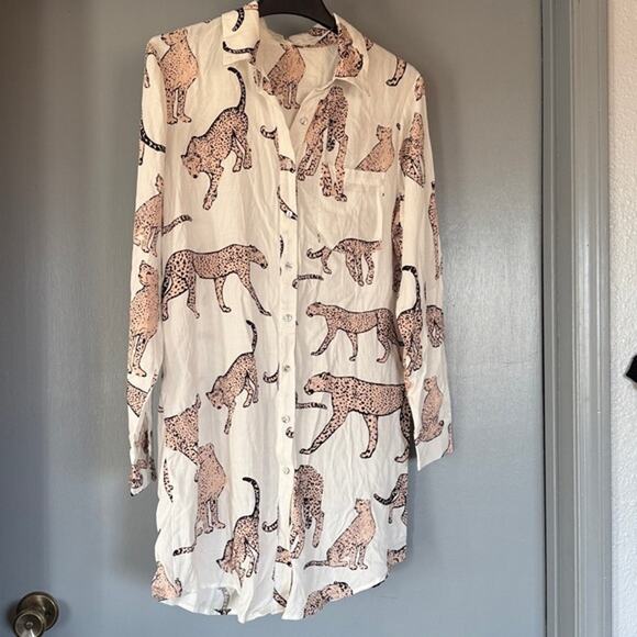 Women's Oversized Button Top Shirt Long Sleeves Leopard sz Small Pocket - Picture 1 of 4